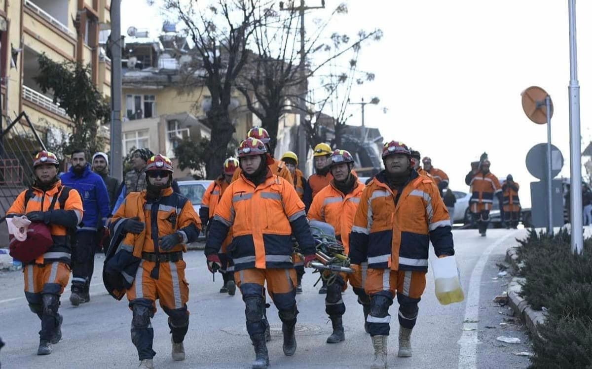 Барилгын нурангиас үнэт эдлэл, бэлэн мөнгө гаргаж, хүлээлгэн өглөө